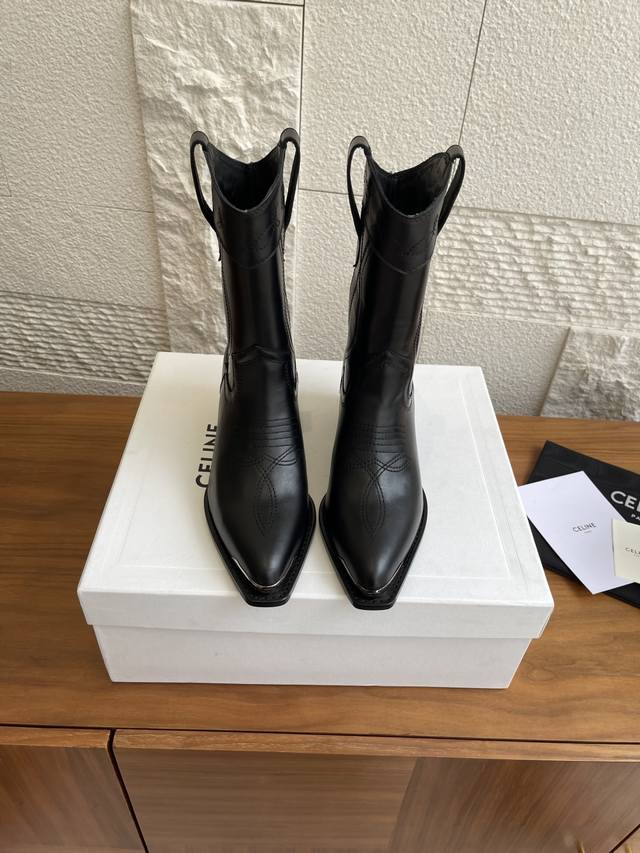 顶级版本： Celine 赛琳 25Ss 秋冬新款 复古粗跟 铁扣 尖头 切尔西 短靴 Celine这款绒面短靴是您衣柜中时尚而多功能的补充。灵感来自自然美景，