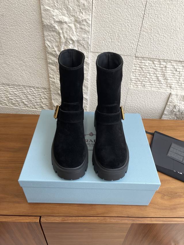 顶级版本: Prada 普拉达 25Ss 秋冬新款 一脚蹬 机车靴 马丁靴 短靴 Prada这款短靴绝对是今年的大爆款，精致线条与工艺构造定义此款绒面短靴，饰有