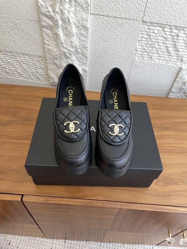 顶级版本： Chanel 香奈儿 25B 秋装新品 翻盖 双C扣 防水台 高跟 乐福鞋 单鞋 高跟鞋 Chanel香奈儿这双复古乐福鞋一眼看到就很喜欢，鞋面的菱