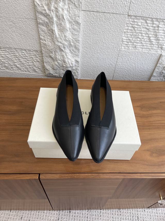 东莞原厂货源： Icicle 之禾 2025 秋季新款 原厂货源 平底鞋 Icicle之禾这款全新纳帕牛皮革平底鞋，鞋面拼接织带，自然贴合脚型轮廓，线条简洁，易