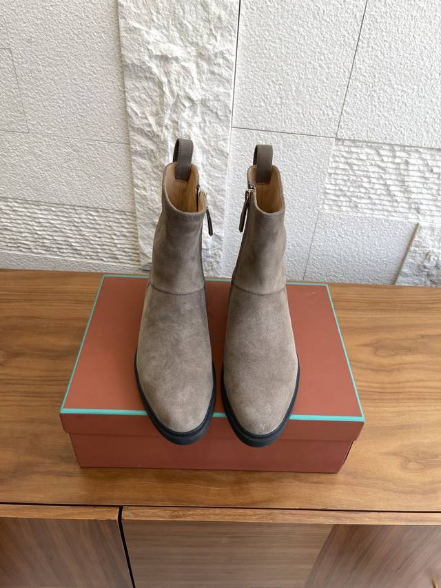 顶级版本： Loro Piana 25Ss 秋冬新款 Kilda 侧拉链 踝靴 短靴 这款标志性踝靴采用麂皮绒皮革材质，赋予其质朴而独特的复古美感。内侧拉链开合