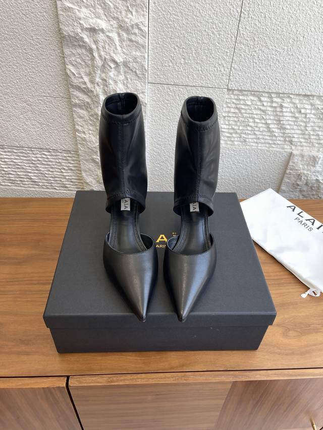 顶级版本： Alaia 阿莱亚 25Ss 秋冬新款 尖头 中空 细跟 瘦瘦靴 袜靴 短靴 Alaia这款踝靴采用柔软的麂皮和小羊皮制成，质感高级，鞋面设有颇为前