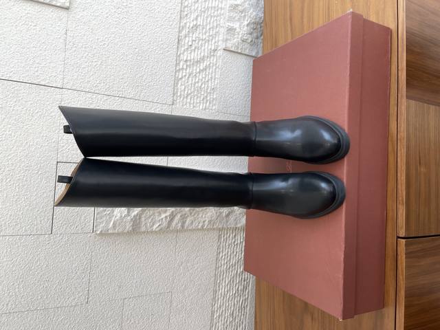 顶级版本： Loro Piana 25Ss 秋冬新款 Kilda中筒靴 长靴 马术靴 骑士靴 这款经典马术靴风格的牛皮革中筒靴以内侧较低，外侧较高的设计细节，突