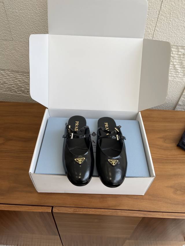 顶级版本: 配送专柜精美盒 Prada 普拉达 25Ss 秋冬新款 圆头 双带 包头 三角扣 半拖 穆勒鞋 Prada 这款半拖以芭蕾平底鞋为廓形，Naplak