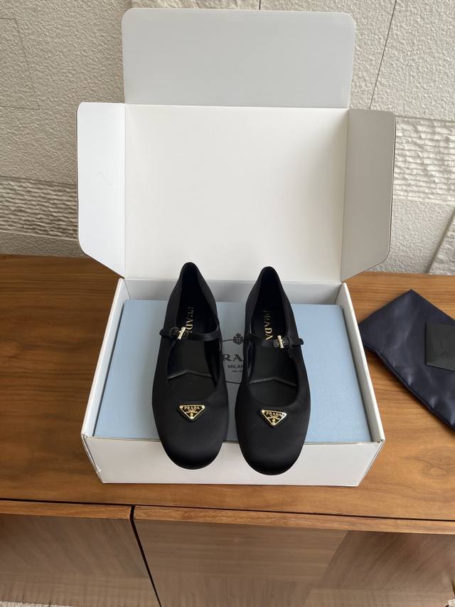 顶级版本： 配送专柜精美盒 Prada 普拉达 25Ss 秋冬新款 圆头 三角扣 平底 玛丽珍 芭蕾舞鞋 Prada 此款缎面芭蕾舞鞋展现柔美与优雅魅力。经典线
