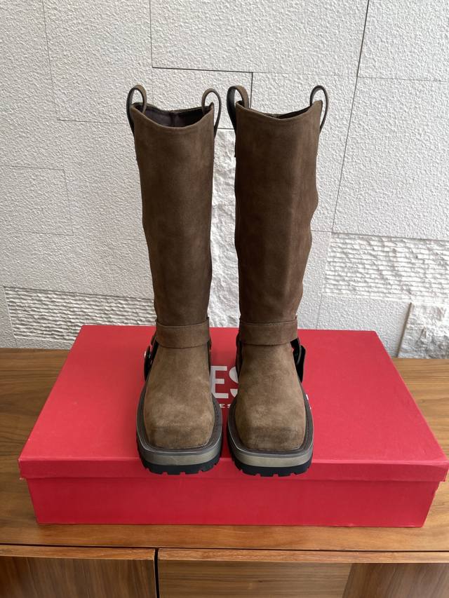 顶级版本： Diesel 迪赛 25Ss 秋冬新款 方头 厚底 长靴 Oval D骑士靴 Diesel这双Oval D骑士靴简直就是时尚界的“叛逆者”。鞋面采用