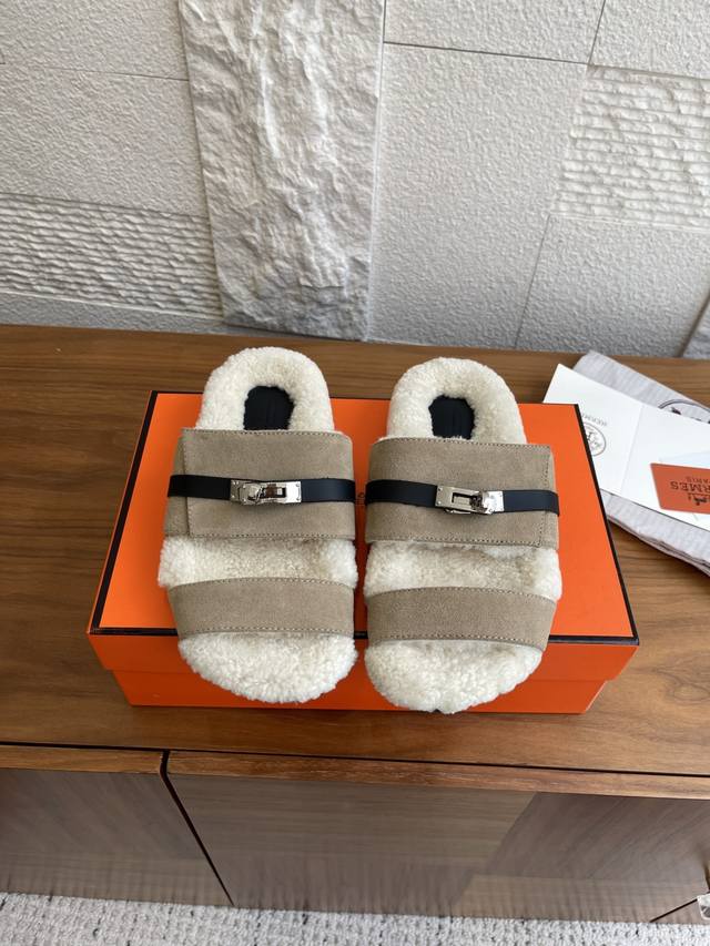 顶级版本: Hermes 爱马仕 25Ss 秋冬新款 Kelly扣毛拖鞋 厚底 毛毛鞋 Hermes 爱马仕Kell扣毛拖鞋，毛质为羊羔毛，超级百搭好看时髦，超