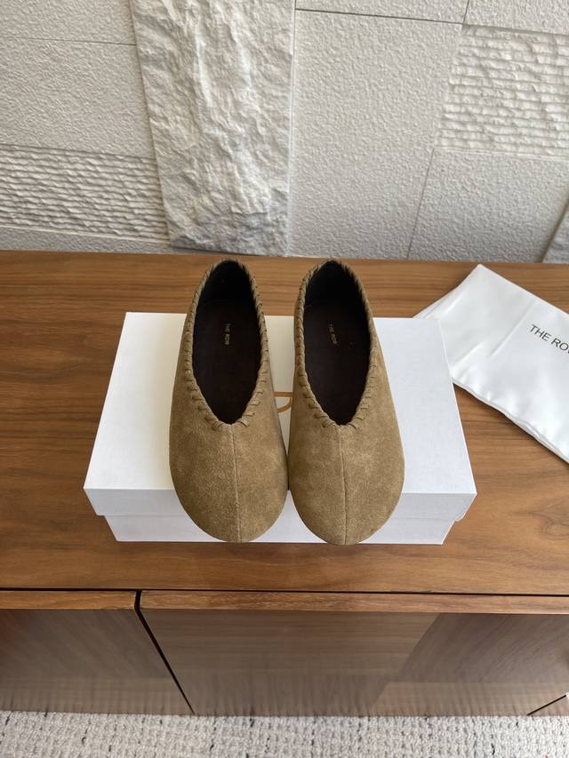 顶级版本: The Row 25Ss 秋冬新款 复古极简 圆头 平底 芭蕾舞鞋 休闲单鞋 Therow新款芭蕾单鞋，这简直就是一款让人无法抗拒的时尚宝藏单品，散