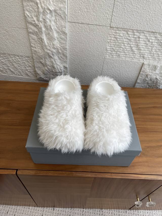 顶级版本: Balenciaga巴黎世家25Ss 秋冬新款Crocs 联名款 穆勒鞋 厚底 羊毛拖鞋 情侣款 Balenciaga与Crocs 联名款穆勒鞋，鞋