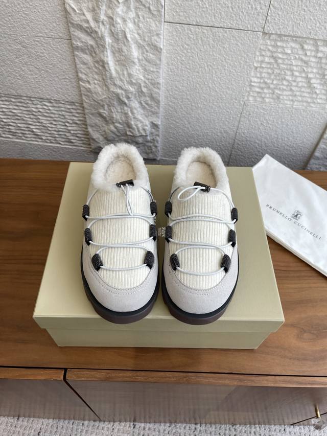 顶级版本:低帮 短靴 Brunello Cucinelli 2025 秋冬新款 闪亮鞋眼扣 低帮 短靴 雪地靴 山地靴 珍贵材料及精美细节的微妙组合丰富了这款山