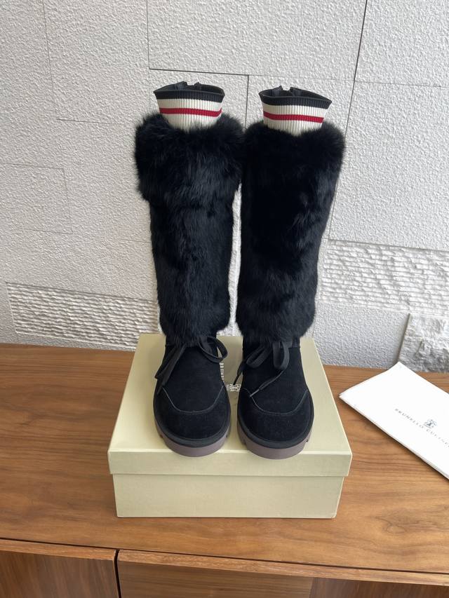 顶级版本: Brunello Cucinelli 2025 秋冬新款 剪毛绵羊皮装饰登山靴 长筒雪地靴 珍贵材料的微妙组合丰富了这款登山靴的户外设计灵感。绒面麂