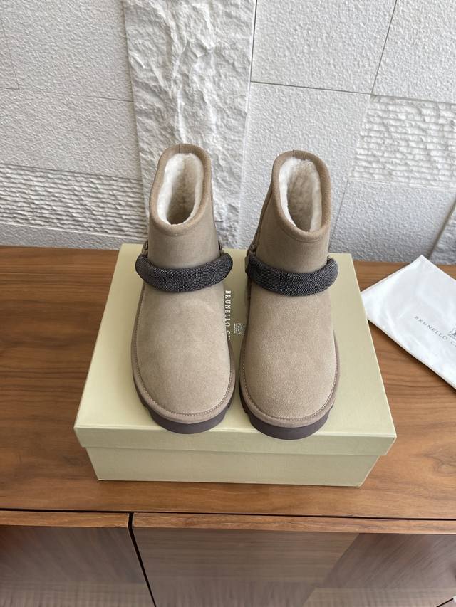 顶级版本: Brunello Cucinelli 2025 秋冬新款 镶珠装饰 罗马饰带 短靴 雪地靴 考究材料和充满女人味的细节塑造了这款麂皮短靴的精美风格。