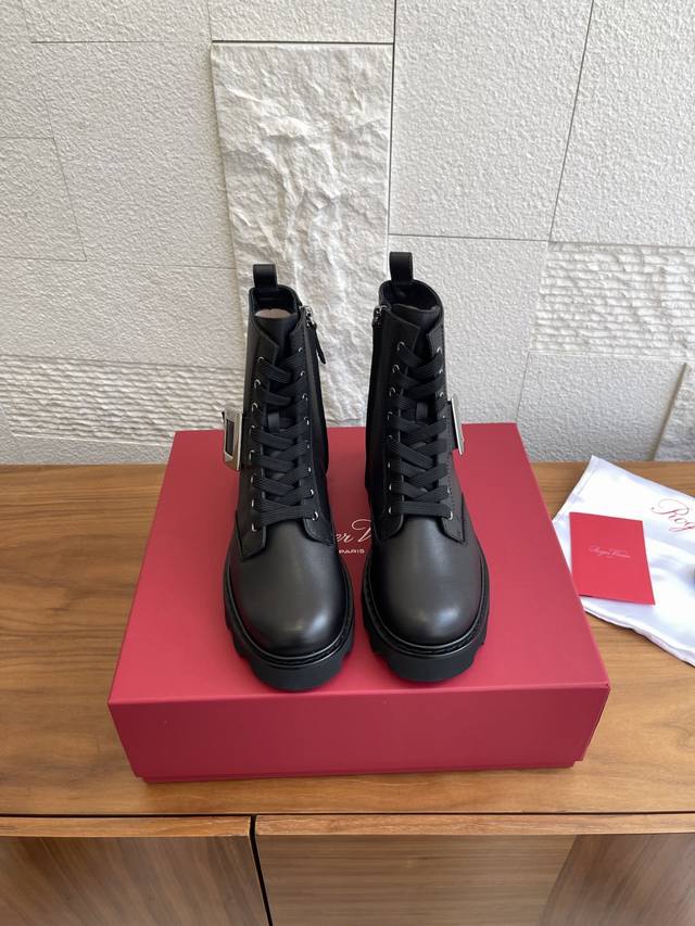 顶级版本: 莞货 Roger Vivier 25Ss 秋冬新款 Viv' Rangers Truck皮靴 侧拉链 纯铜方扣 马丁靴 这款Viv' Rangers
