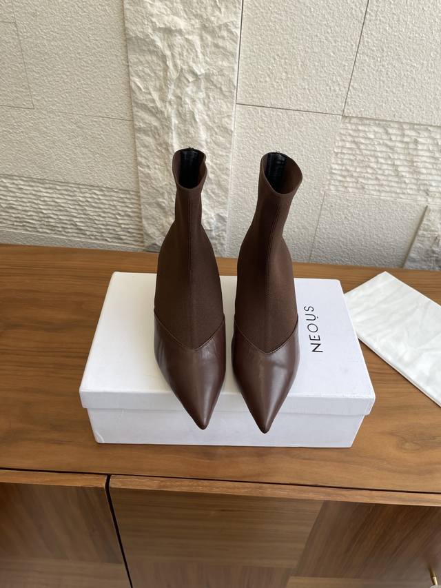 顶级版本: Neous 25Ss 秋冬新款 尖头 猫跟 瘦瘦靴 短靴袜子靴 Neous这款复古又显瘦的尖头猫跟短靴，一款针织尖头袜子靴，尖头设计显脚型，小猫跟走