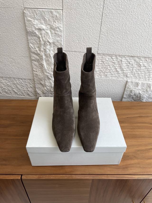 顶级版本:麂皮 牛皮 Brunello Cucinelli 2025 秋冬新款 方头 细跟 镶珠装饰 短靴 考究材质和精美细节塑造了这款绒面革筒靴的都市风格。简