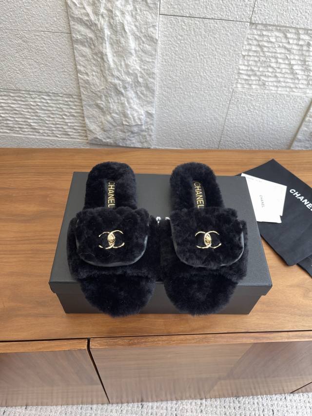 顶级版本: Chanel 香奈儿 25Ss 秋冬新款 电绣菱格 书包扣 毛毛拖鞋 Chanel小香毛拖，圆形鞋头，鞋面饰以书包翻盖双C扣，薄软垫皮革内底，柔软蓬