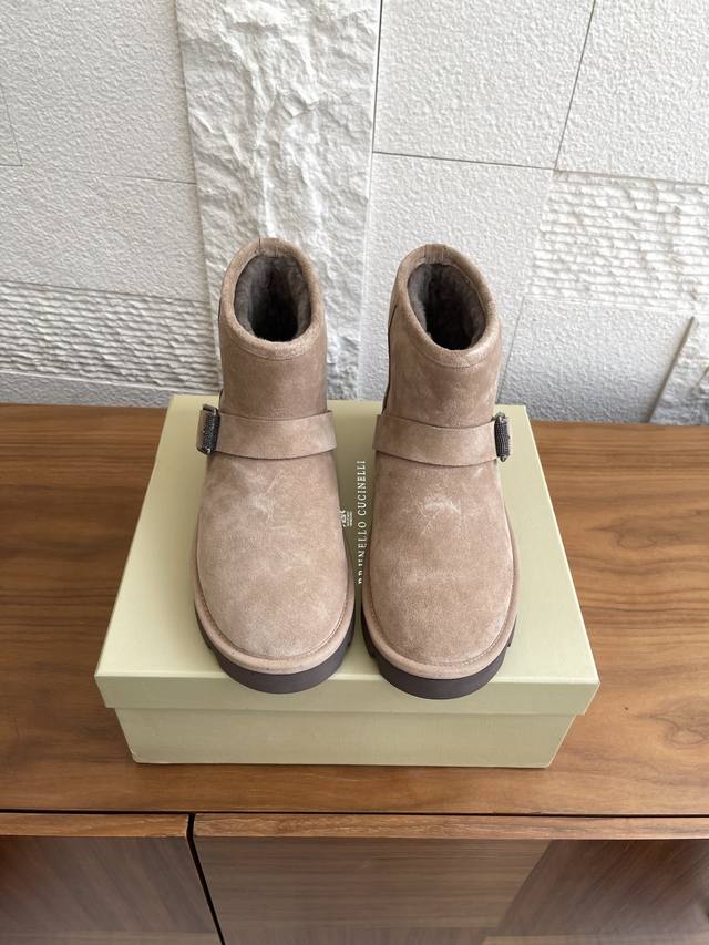 顶级版本: Brunello Cucinelli 2025 秋冬新款 时尚休闲 搭扣带 短靴 雪地靴 十分显明的冬季外观与Brunello Cucinelli的