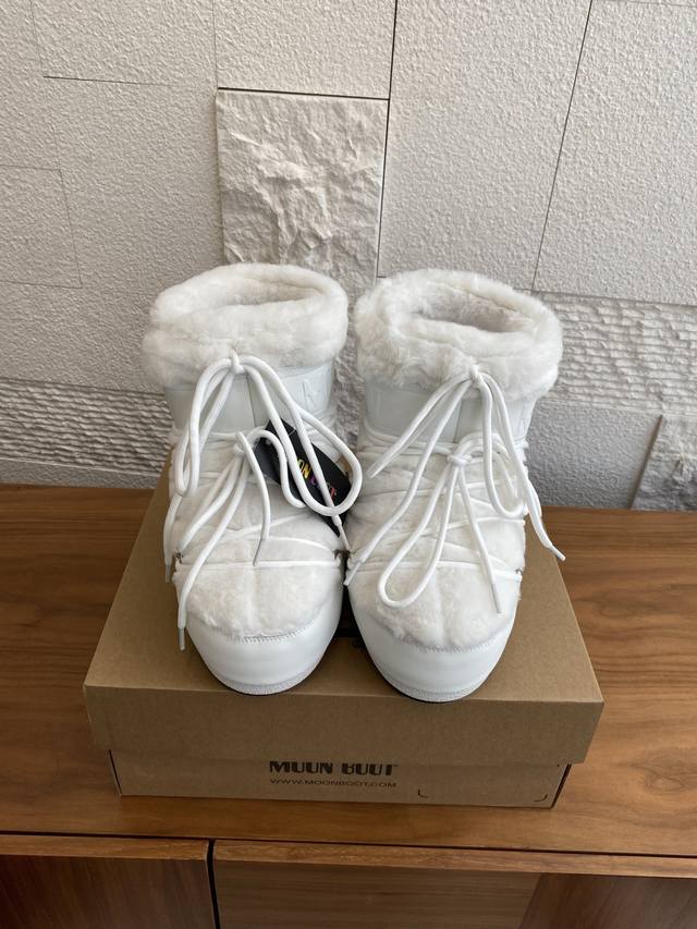 顶级版本: Moon Boot 2025 秋冬爆款 男女同款 Icon羊毛 高帮 低帮 雪地靴 Moon Boot当季甄选Icon羊毛高帮雪地靴，海棉材质将脚部