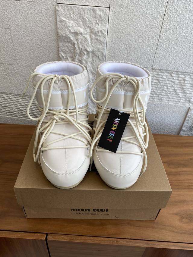 顶级版本: Moon Boot 2025 秋冬爆款 男女同款 Icon尼龙 高帮 低帮 雪地靴 Moon Boot当季甄选Icon尼龙高帮雪地靴，海棉材质将脚部