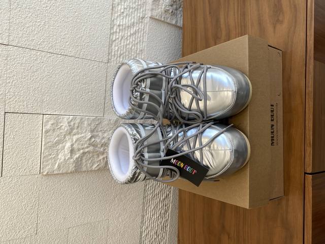 顶级版本: Moon Boot 2025 秋冬爆款 男女同款 Icon金属感 高帮 低帮 雪地靴 Moon Boot当季甄选Icon金属感高帮雪地靴，海棉材质将