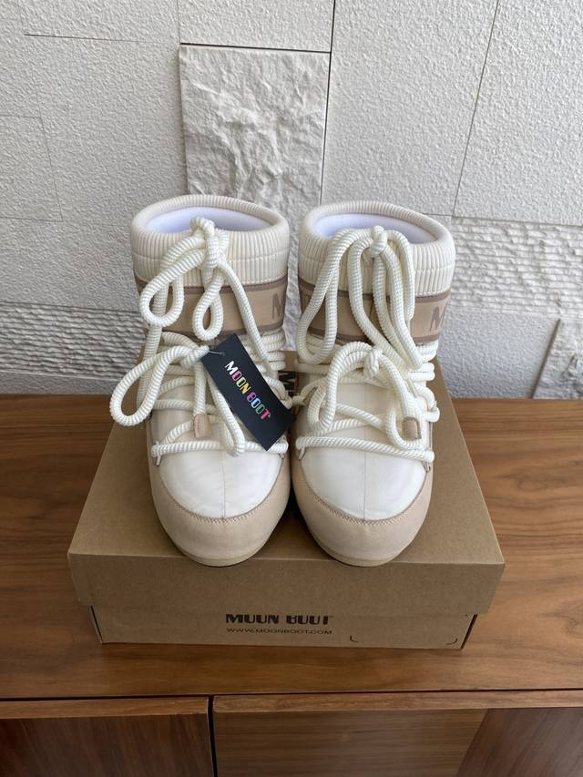 顶级版本: Moon Boot 2025 秋冬爆款 男女同款 Icon纺织 高帮 低帮 雪地靴 Moon Boot当季甄选Icon纺织高帮雪地靴，海棉材质将脚部