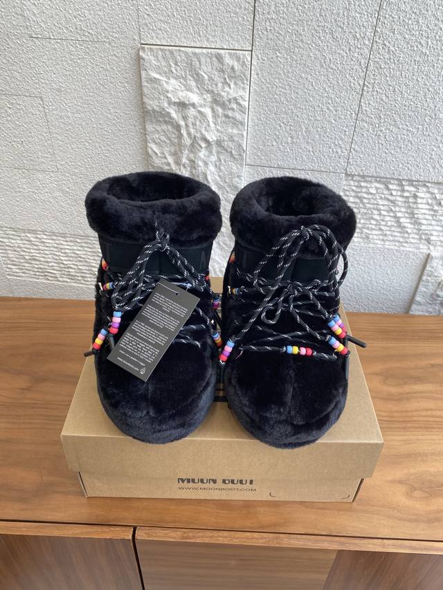顶级版本: Moon Boot 2025 秋冬爆款 男女同款 Icon珠饰 环保皮毛 高帮 低帮 雪地靴 Moon Boot当季甄选Icon珠饰皮毛低帮雪地靴，