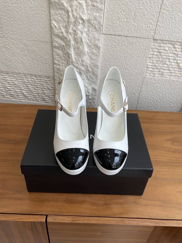 顶级版本: Chanel 香奈儿 25Ss 早秋新款 最新走秀时装 防水台 高跟鞋 玛丽珍 单鞋 Chanel最新走秀时装款，新品高跟玛丽珍单鞋是藏在鞋履里的优