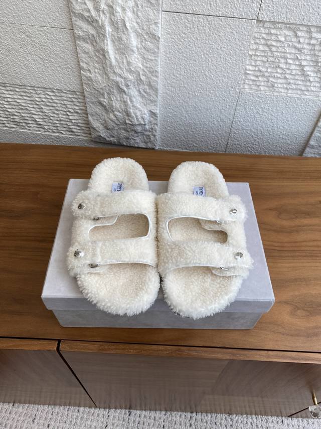 顶级版本: Jimmy Choo 吉米周 25Ss 秋季新品 一脚蹬 毛毛拖 珍珠扣 平底 毛拖鞋 Jc这款慵懒一脚蹬毛拖，毛茸茸的羊毛是选用欧洲进口A级羊毛，