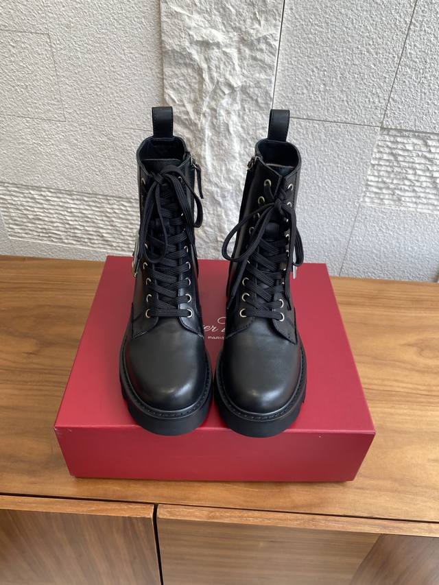 顶级版本:小牛皮: 胎牛绒: Roger Vivier 25Ss 秋冬新款 Viv' Rangers Truck皮靴 侧拉链 纯铜方扣 马丁靴 这款Viv' R