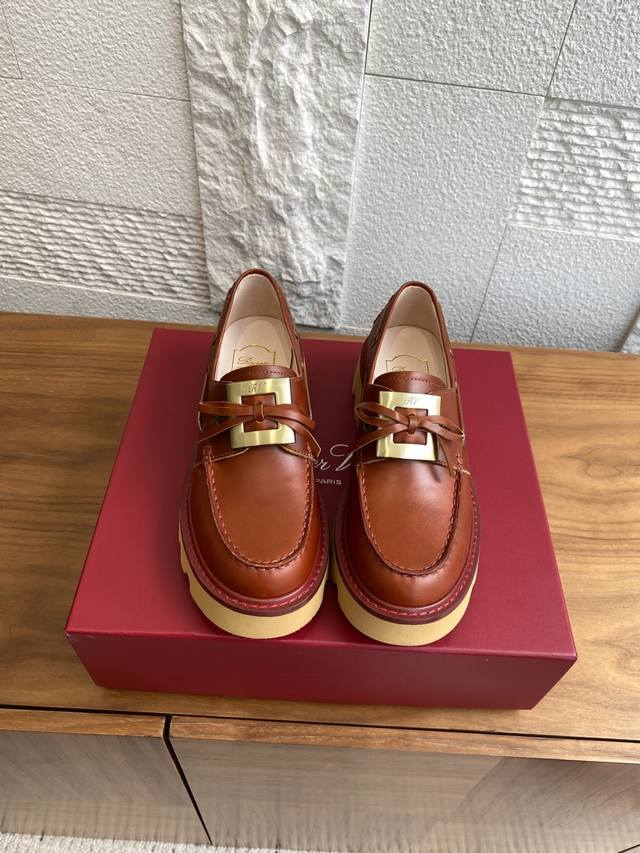 顶级版本: Roger Vivier 25Ss 秋冬新款 Viv' Rangers Truck系列 乐福鞋 Rv全新系列，这款Viv' Rangers Truc