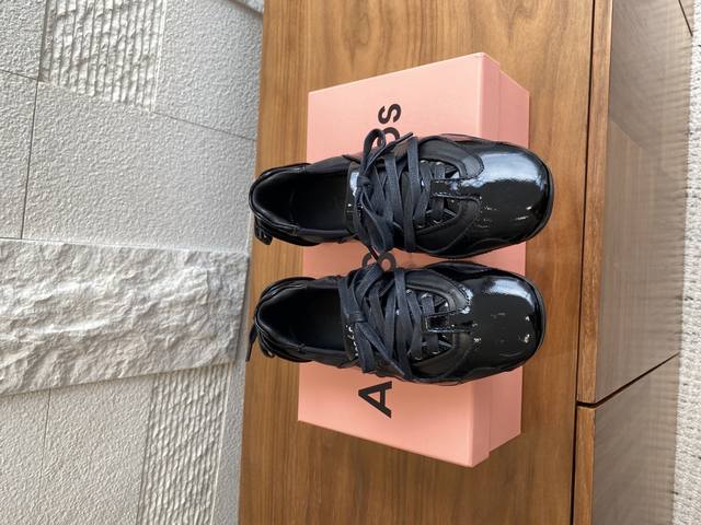 顶级版本: Acne Studios 25Ss 早秋新款 绑带 平底 运动鞋 休闲鞋 芭蕾舞鞋 Acne Studios经典绑带休闲鞋，这款绑带鞋重新诠译了平底