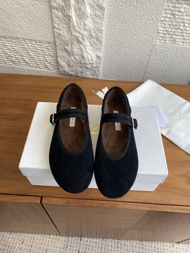 顶级版本: The Row 25Ss 秋冬新款 Boheme 芭蕾舞鞋 搭扣带 羊毛内衬 平底 玛丽珍 The Row 本季玛丽珍平底鞋正当红，这款“Bohem