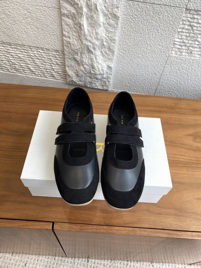 顶级版本: 莞货 The Row 25Ss 秋冬新款 双带 魔术贴 德训鞋 玛丽珍 这款鞋子的Row极简风系设计，让它即使在众多品牌中也能脱颖而出，成为小众时尚