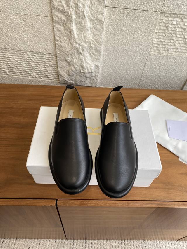 顶级版本: The Row 25Ss 秋冬新款 一脚蹬 圆头 深口 平底 单鞋 这款鞋子的Row极简风系设计，高级又不失体面，怎么穿都能美美的出街，气质满满。让