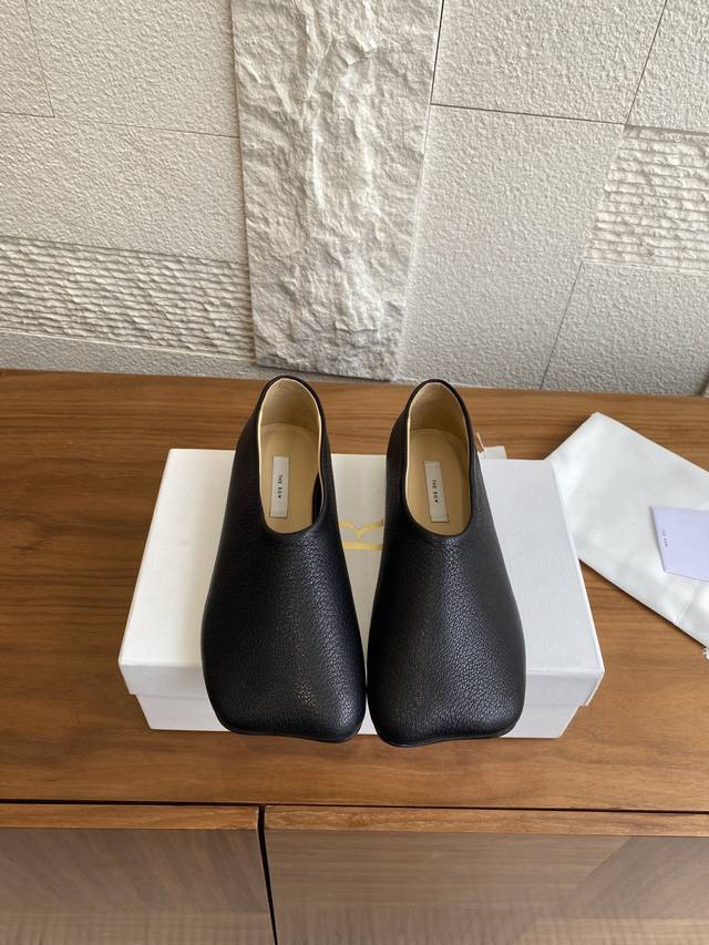 顶级版本: The Row 25Ss 秋冬新款 最新苹果头 一脚蹬 深口 平底 单鞋 这款鞋子的Row极简风系设计，经典斜方头加圆柱跟，高级又不失体面，怎么穿都