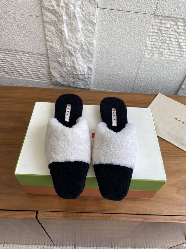顶级版本: Marni 玛尼 25Ss 秋冬新款 走秀款 尖头 平底 双色羊毛拖 Marnl这款走秀款双色羊毛拖。原版购入1：1开发复刻做货！整鞋采用进口澳洲A