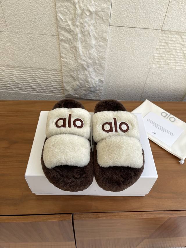 顶级版本: Alo 2025秋冬新款 露趾 厚底 羊羔毛 毛拖 Alo 这款羊羔毛一字拖真的太好穿了！米糠色温柔又百搭，软软的鞋面踩上去超舒服。满满的羊毛脚感跟