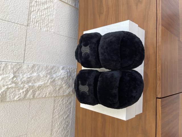 顶级版本: Celine赛琳 25Ss 秋冬新款 厚底 一脚蹬 羊毛 拖鞋 Celine赛琳这个冬天让你温暖又时髦！厚实的鞋底不仅带来无限舒适，还拥有超强的缓震