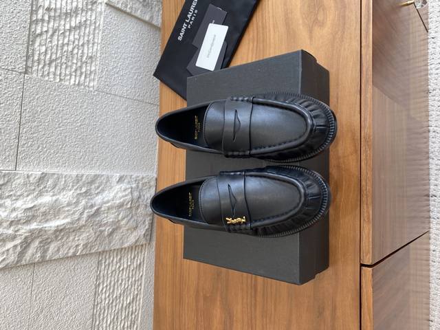 顶级版本: Saint Laurent 圣罗兰 25Ss 早秋新品 褶皱Le Loafer 穆勒鞋 乐福鞋 Ysl圣罗兰宝藏时髦单品，柔软乐福穆勒鞋，饰以Le