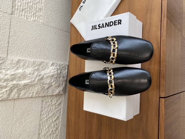 顶级版本:平底 高跟 Jil Sander 吉尔桑德 25Ss 双色链条 圆头 平底 高跟 乐福鞋 Jil Sander是极致奢华与现代简约的完美结晶。这款乐福