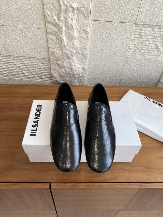 顶级版本: Jil Sander 吉尔桑德 25Ss 圆头 褶纹 平底 莫卡辛鞋 乐福鞋 Jil Sander褶纹漆皮平底莫卡辛鞋乐福鞋是简约美学与精湛工艺的完
