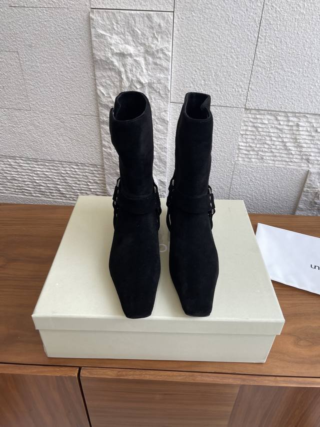 顶级版本: 韩国 Shop Weare 25Ss 小方头 金属扣 粗跟 短靴 原版购入开发1：1复刻做货。韩国Shop Weare设计师档口手工鞋。绒面皮拼接设