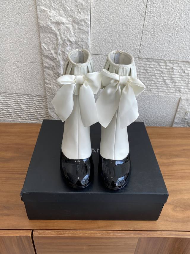 顶级版本:短靴 长靴660 Chanel 香奈儿 25K 圆头 蝴蝶结 后拉链 高跟靴子 Chanel这款柔和圆头设计延续香奈儿优雅基因，搭配俏皮丝带蝴蝶结饰于