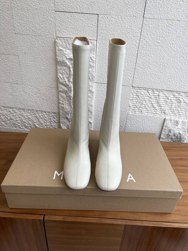 顶级版本: Miista 25Ss 秋冬新款 圆头 平底 高筒靴 Miista圆头平底高筒靴子，巧妙融合了舒适自在与简约时尚，致力于为追求独特品味的现代女性打造