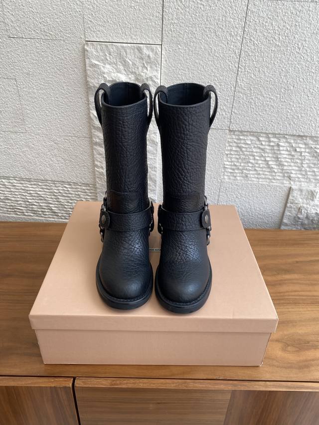 顶级版本:短靴 长靴 Miu Miu 缪缪 25Ss 秋冬新款 复古 圆头 厚底 骑士靴 机车靴 当机车引擎的轰鸣撞上蜀绣的针脚，这双靴便诞生于工业野性与手作温