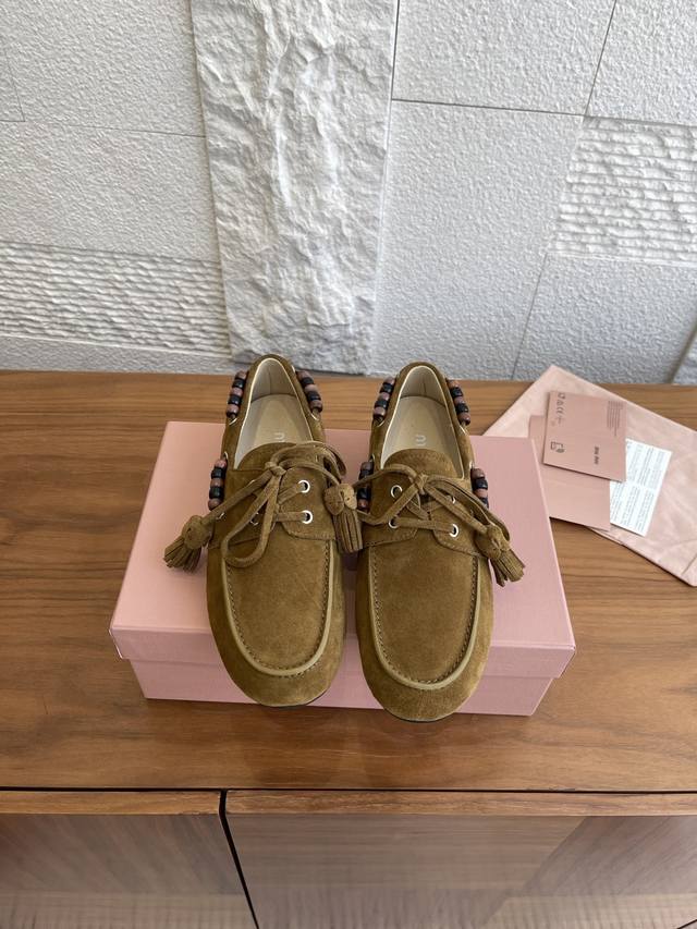 顶级版本: 配送专柜精美飞机盒 Miu Miu 缪缪 25Ss 秋冬新款 木珠装饰 流苏 乐福鞋 这些流苏乐福鞋以轻盈的廓形和精致的细节为特色，木珠装饰鞋面，绒