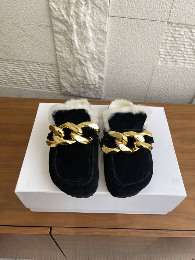 顶级版本: J.W.Anderson 25Ss 秋冬新款 圆头 大金链条 软木底 懒人拖 一脚蹬 半拖 用抱慵懒与奢华并存的当代美学。这款Jw. Inderso