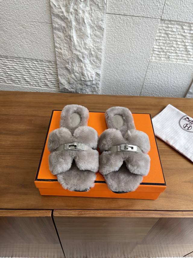 顶级版本: Toteme 25Ss 秋冬新款 简约设计 方头 平底 芭蕾舞鞋 设计师笔记：这款 Toteme 衣橱精选系列芭蕾舞鞋运用时髦的方形鞋头和高帮设计，