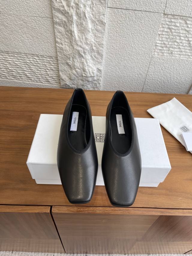 顶级版本: Toteme 25Ss 秋冬新款 简约设计 方头 平底 芭蕾舞鞋 设计师笔记：这款 Toteme 衣橱精选系列芭蕾舞鞋运用时髦的方形鞋头和高帮设计，