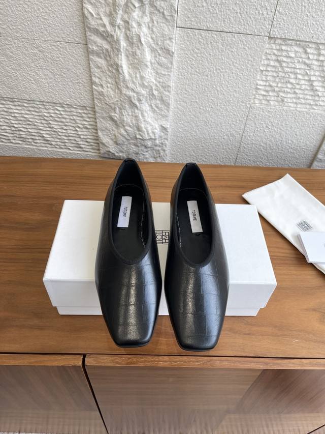 顶级版本: Toteme 25Ss 秋冬新款 简约设计 方头 平底 芭蕾舞鞋 Toteme 芭蕾平底鞋散发简约随性风格。选用鳄鱼纹压花重新演绎，搭配皮革衬里，随